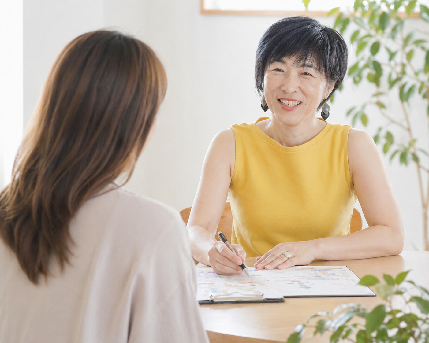 にしのゆうこが相談者のお話を聞く様子